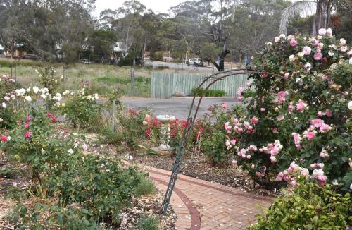 Mount Barker Hotel | Mount Barker Valley Views Motel & Chalets, Western Australia
