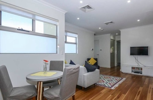Mount Hawthorn Apartment | Mount Hawthorn: Perfect City Pad. Sleeps 2
