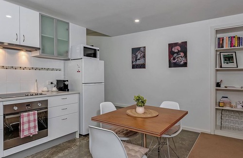 Mount Stuart Apartment | Mount Stuart Hideaway walk to restaurant strip