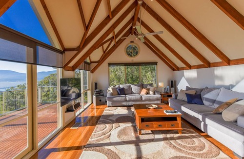 Yarra Junction House | Mount View Estate: A Luxury Getaway with Unforgettable Views