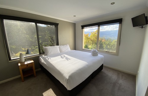 Yarra Junction House | Mount View Estate: A Luxury Getaway with Unforgettable Views