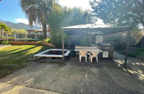 Tawonga Hotel | Mountain Creek Motel Bar & Restaurant
