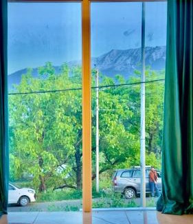 Srinagar House | Mountain Majesty