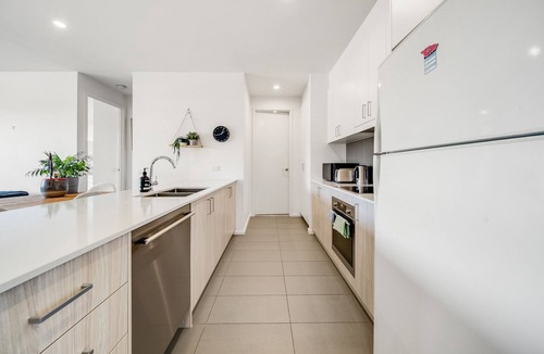 Braddon Apartment | Mountain View City Center Apartment with BBQ