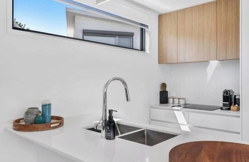 Bellerive House | "Mountain View Villa" Newly Built - 10 min to CBD.