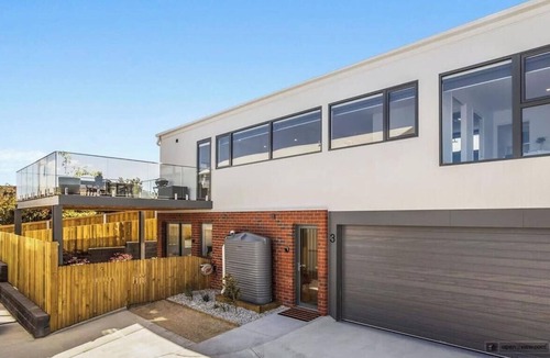 Bellerive House | "Mountain View Villa" Newly Built - 10 min to CBD.