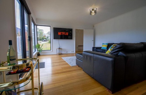 Lenah Valley House | Mountain Views in a Quiet Neighbourhood also Close to CBD