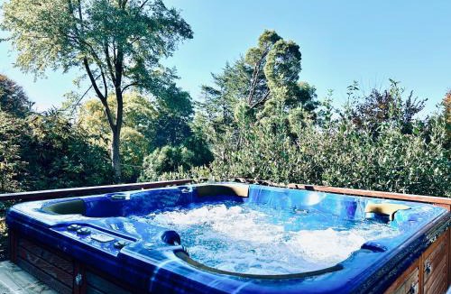 Mount Dandenong Villa | Mountain Villa with Spa and Lush Gardens