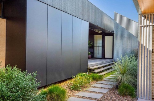 Mount Coolum House | Mountainview Beach House. Rural yet 5 mins from the beach. Pet friendly.