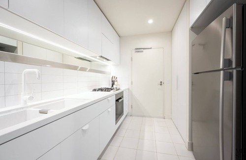 Melbourne Central Business District Apartment | MSA Vision: 3-Bed 2-Bath apartment with Balcony, City Views, Gym, Pool & Parking