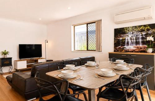 Upper Mount Gravatt House | Mt Gravatt Affordable 4BR Family Home, Sleep 8