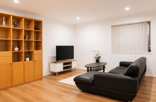 Upper Mount Gravatt House | Mt Gravatt Affordable 4BR Family Home, Sleep 8