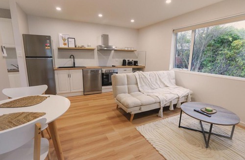 Lenah Valley House | Mt View Newly Built Home w Queen Bed 5km CBD