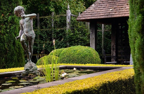 Musk Apartment | Musk Farm Studio- unique fairytale cottage with gorgeous gardens