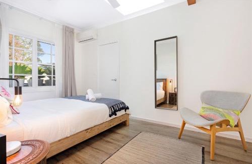 Kangaroo Valley Apartment | Myrtle Tree Lodge Flowers - heart of the village
