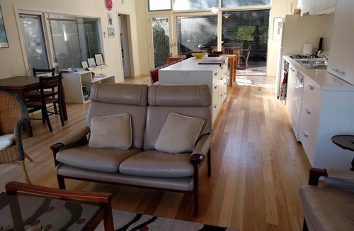 Shoreham House | Native garden serenity near beach and wineries