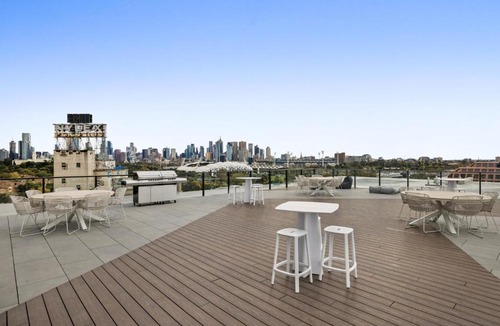 Cremorne Apartment | Near MCG 1BR with Balcony, River Views & Parking