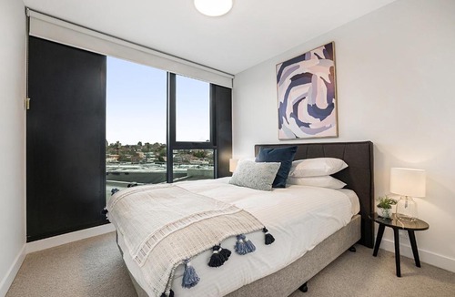 Cremorne Apartment | Near MCG 1BR with Balcony, River Views & Parking