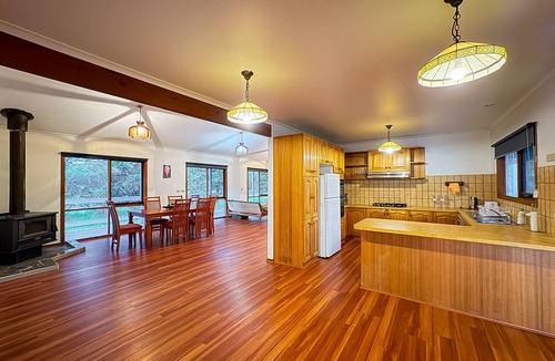 Beveridge House | nEntire Home in Beveridgen10 guests, 4 bedrooms-7beds and 2bathsn