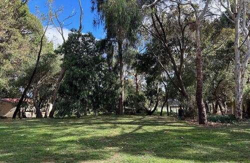 Koroit House | Nestled on Tower Hill's edge, with stunning views! Sleeps 6