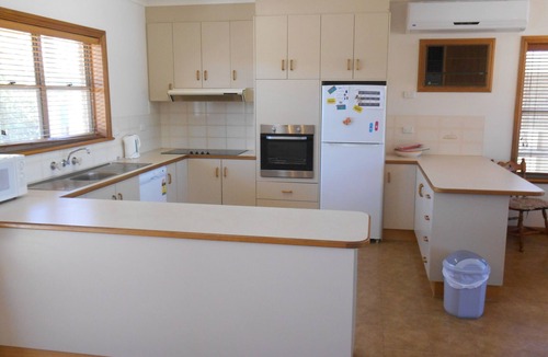 Ardrossan House | Nevah Barc ~ Short walk to shops and jetty!