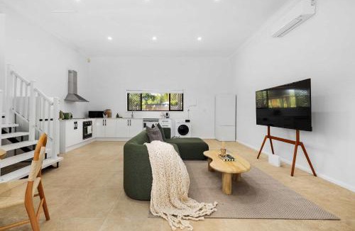 Helensvale House | New 2BR GrannyFlat Near Movie World Wet'Wild Pool