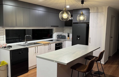 Para Wurlie House | *NEW* Flahertys Beach House: 200m to beach, inc. linen. Pets, SPA , Owner hosted