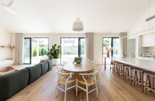 Point Lonsdale House | New Luxury Beach House with 5 bedrooms, Huge North Facing Deck and Yard