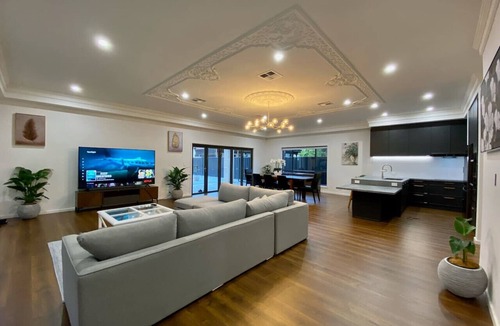 Unley House | New & Spacious Luxury Mansion with 5 Bedrooms & 4