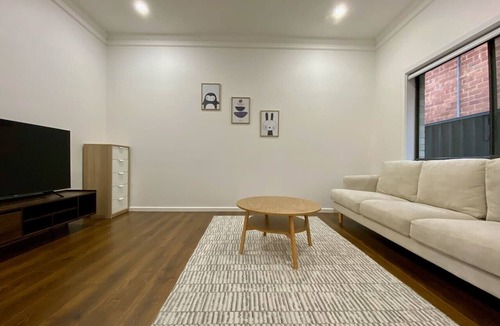 Unley House | New & Spacious Luxury Mansion with 5 Bedrooms & 4