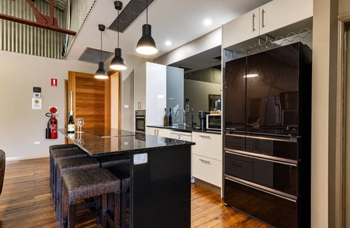 Newcastle West Apartment | Newcastle Modern CBD Apartment | Central and Stylish