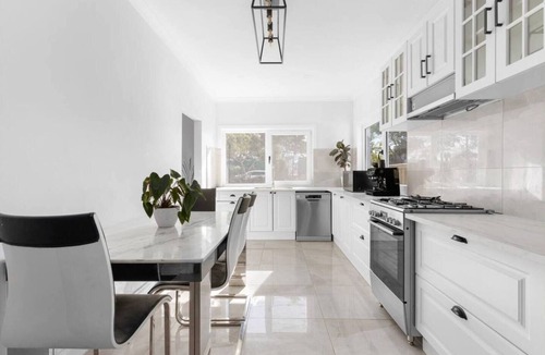 Brooklyn Bed & Breakfast | Newly Built- Master Ensuite in Shared House: Close to CBD/Melb Airport/Highpoint