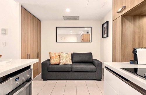 Fortitude Valley Apartment | Newstead Balcony Hideaway | Rooftop Pool | Walk to James St & the Valley