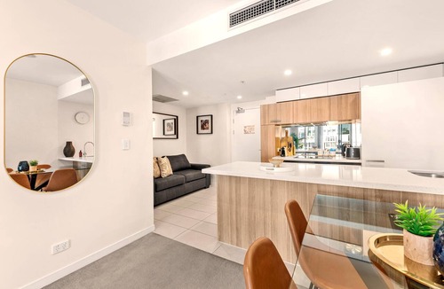 Fortitude Valley Apartment | Newstead Balcony Hideaway | Rooftop Pool | Walk to James St & the Valley
