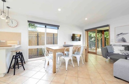Frankston East House | Nirvana Retreat - Large modern 5 bedroom house with outdoor spa