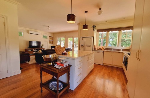 Woodend House | Noonan House. 5 minute walk to the centre of town. Spacious home on half acre.