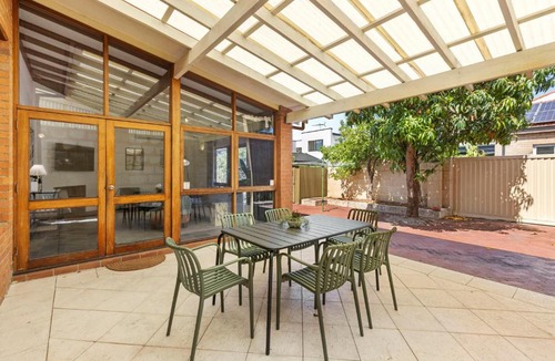 West Perth House | North Perth 3BR Home Steps To Hyde Park & Dining