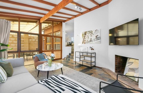 West Perth House | North Perth 3BR Home Steps To Hyde Park & Dining