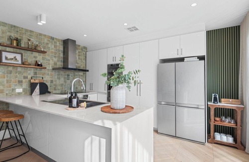 Northcote House | Northcote 3BR near High St, Train and Tram & Sunny Deck