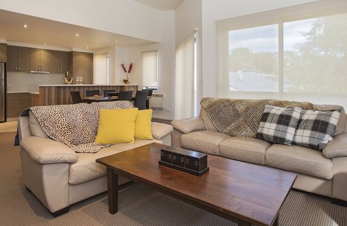 Jindabyne House | Northview 2 - Modern 2BR Townhouse l Lake View l Central Location l Spa Bath l WiFi