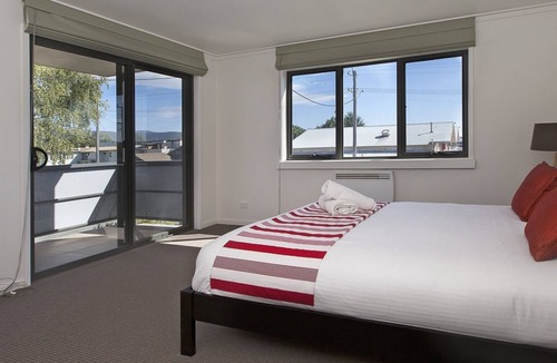 Jindabyne House | Northview 2 - Modern 2BR Townhouse l Lake View l Central Location l Spa Bath l WiFi