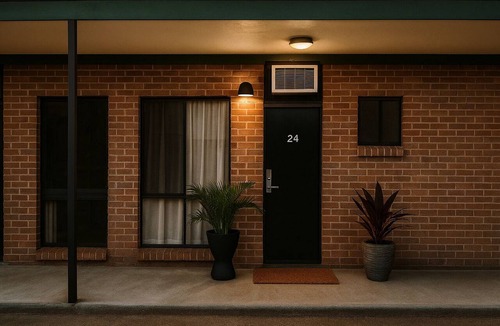 Campbelltown Apartment | Nostalgic Colonial Style Motor Inn set back from main road. Pet friendly