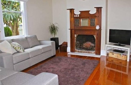 Hamilton House | Number 12 - located at Hamilton VIC