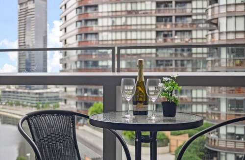 Docklands Apartment | NYC-Style Docklands | Luxe 2BR w/Pool, Gym & Views