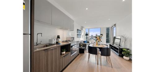 Docklands Apartment | NYE Chic Waterfront 2BR Luxe With Pool, Gym, Parking