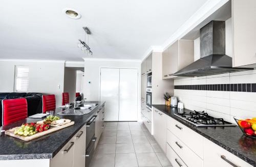 Ocean Grove House | Oakdean Resort- Pool, Spa, Beach, Sleep 9
