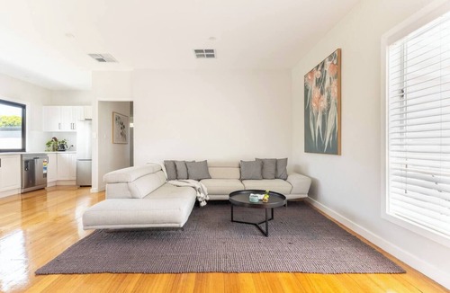 North Geelong House | Oaklight Haven Minutes to Geelong Waterfront and CBD