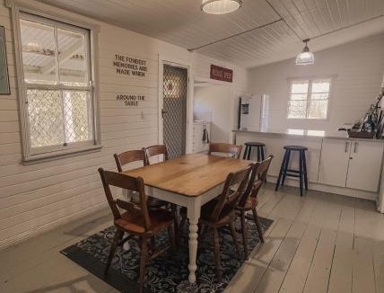 Bundaberg West House | Oakmore Cottage Charming Old Vintage Queenslander - Central location