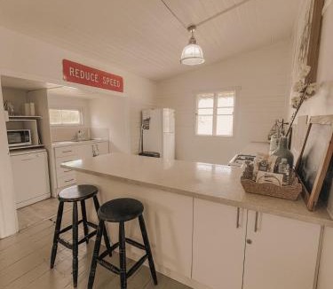 Bundaberg West House | Oakmore Cottage Charming Old Vintage Queenslander - Central location
