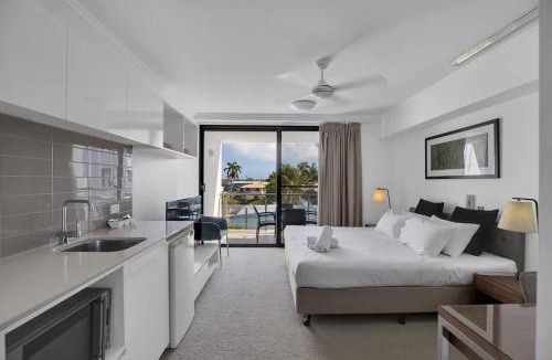 Mackay Apartment | Oaks Carlyle - Modern Studio Near Mackay CBD